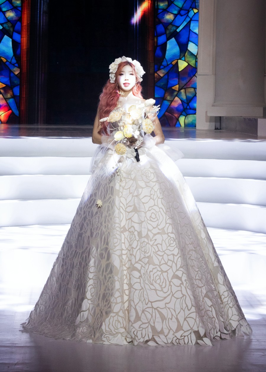 Cô được nhiều khán giả khen ngợi vì sự chuyên nghiệp khi xuống cầu thang mà không cần vén váy hay nhìn xuống bậc thang. 