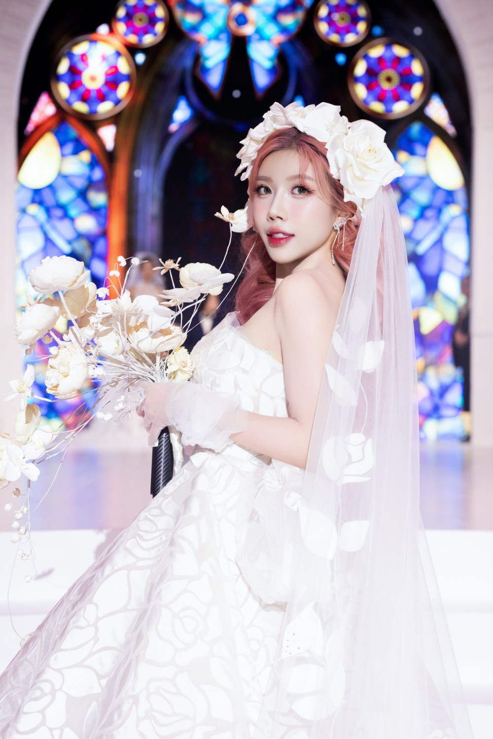 Đặc biệt, đây cũng là lần đầu tiên cô mang ca khúc “Barbie” của mình lên sàn catwalk. Sau khi được đạo diễn Long Kan gợi ý “thể hiện một chút ngoài catwalk”, Trang Pháp quyết định hát một đoạn ngắn trong bài. 