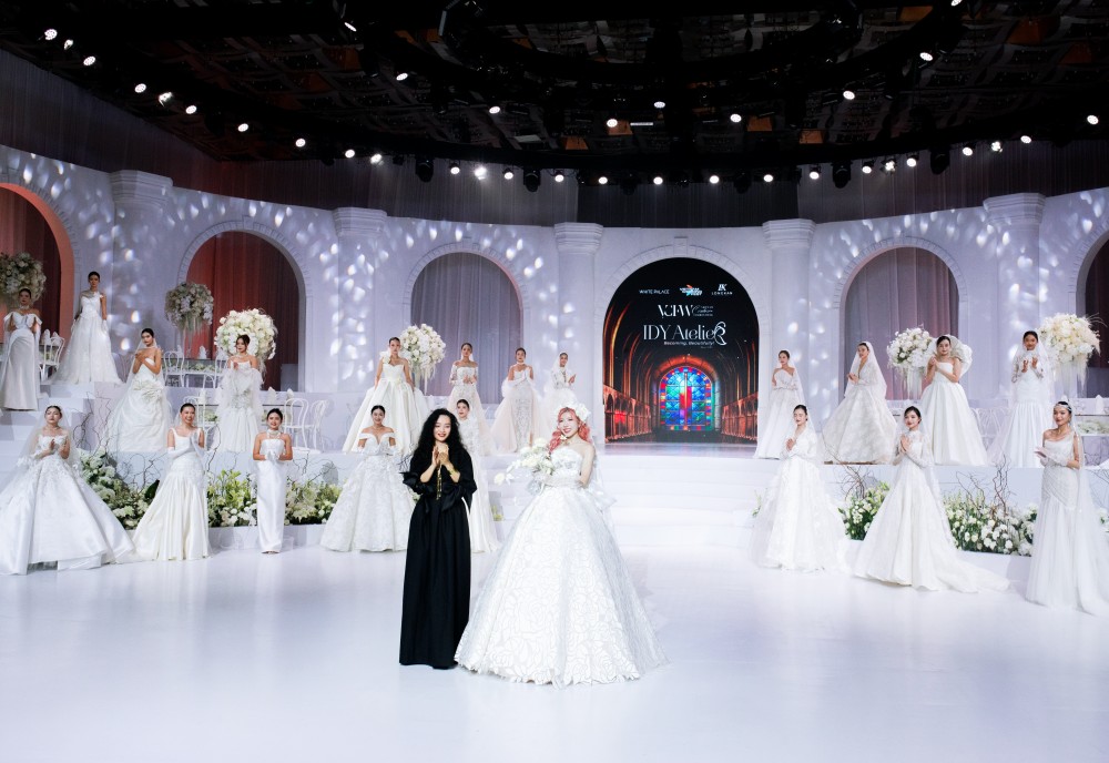 Theo bà Nguyễn Ngọc Liên - nhà sáng lập IDY Atelier, với bộ sưu tập lần này không tìm kiếm sự hoàn hảo như một người mẫu chuyên nghiệp mà muốn thông qua hình ảnh 1 cô gái biểu hiện sống động cho tinh thần “chuyển hoá”, có thể thắp sáng khoảnh khắc “Becoming” mà thương hiệu hướng tới. Vì vậy, Trang Pháp là lựa chọn tuyệt vời cho nàng thơ khép lại bộ sưu tập. 