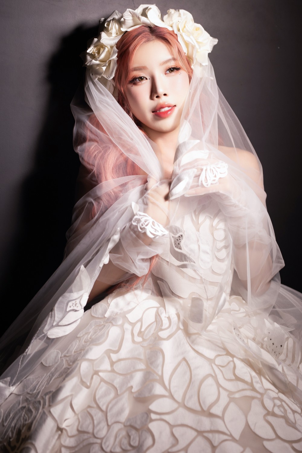 Cũng theo nhà sáng lập, câu chuyện và hình ảnh của nữ ca sĩ có nhiều sự tương đồng với những thông điệp mà thương hiệu váy cưới mong muốn lan tỏa. Đó là lời cổ vũ, tôn vinh vẻ đẹp của sự chuyển mình: “Hãy sống không ồn ào, vội vã mà tĩnh lặng, sâu sắc và nuôi dưỡng một sức sống mạnh mẽ”. Với hiệu ứng lan tỏa sau show diễn, màn hợp tác thành công của Trang Pháp và IDY Atelier tạo thêm cảm hứng khám phá những concept, giá trị tinh thần mới mẻ thông qua váy áo cho những người yêu thời trang.