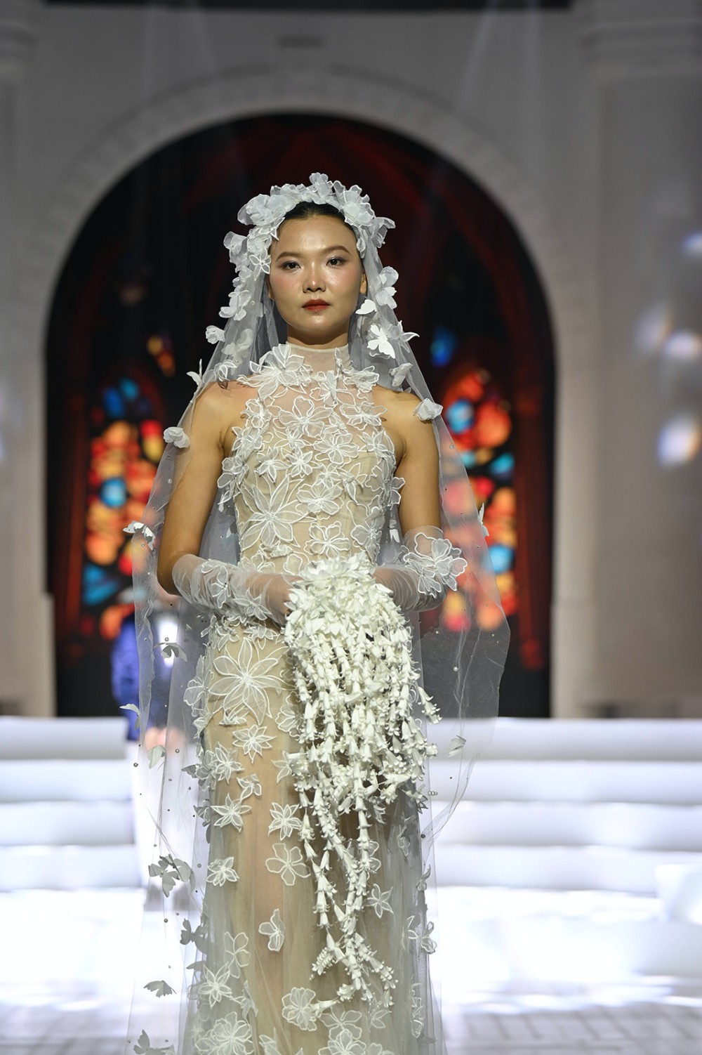 Ra đời với thông điệp: “váy cưới không chỉ dành cho lễ cưới - mà là nghi lễ trưởng thành của cảm xúc”, BST “Becoming, Beautifully!” là một câu chuyện kể về hành trình đẹp đẽ của người phụ nữ tìm kiếm chính mình. 