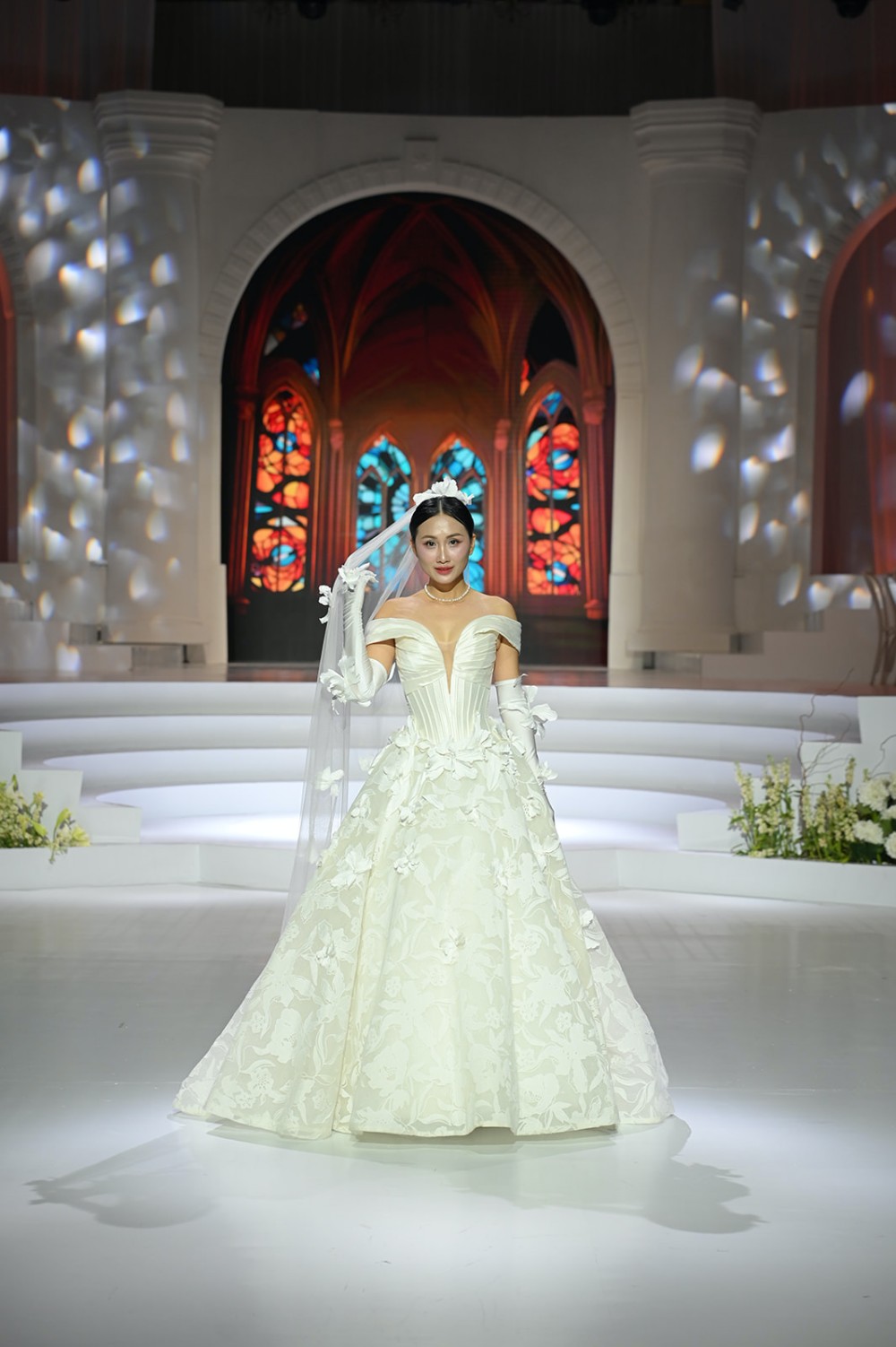 Từ “Becoming” trong tên bộ sưu tập ngụ ý “quá trình chuyển hóa, trưởng thành, thức tỉnh”, cũng là hành của một cô gái bước đến những khoảnh khắc đẹp nhất trong đời. Từ “Beautifully” không đơn thuần mang nghĩa “đẹp” - mà là đẹp một cách thanh nhã, đúng với bản thể, không gượng ép. Nó biến chiếc váy vốn gắn liền với hôn nhân, đôi lứa, trách nhiệm trở thành một món quà cho cảm xúc, được thể hiện trên nền những chiếc váy thanh lịch, tinh tế vốn là đặc trưng của IDY Atelier. 