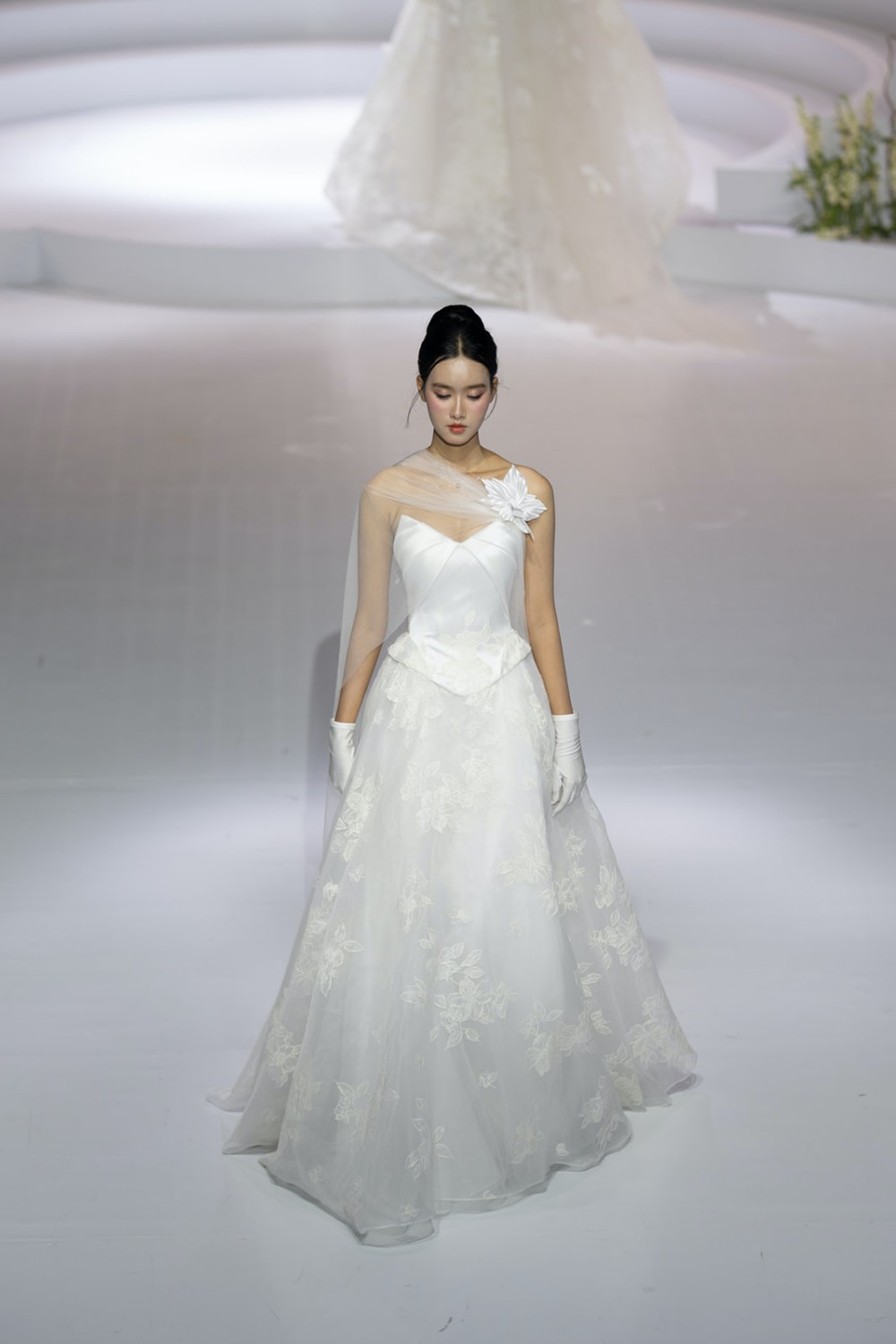 Việc sử dụng các chất liệu chủ đạo: ren, Mikado, hoa thủ công, ngọc trai càng làm tăng vẻ đẹp thanh lịch của thiết kế. Giữa những xu hướng váy cưới lộng lẫy, cạnh tranh về độ cầu kỳ, phức tạp, bộ sưu tập “Becoming, Beautifully!” xuất hiện như một làn gió nhẹ nhàng nhưng bao hàm chiều sâu cảm xúc và cá tính thẩm mỹ riêng. 