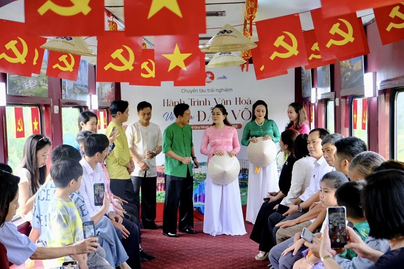 Mang hồn cốt "đất võ, trời văn" lên những chuyến tàu du lịch.