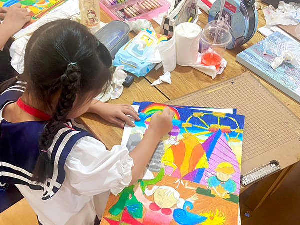 Trẻ em tham gia vẽ tranh tại Bảo tàng Mỹ thuật Đà Nẵng.