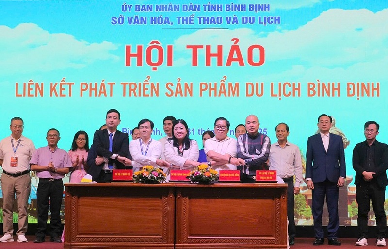 lễ ký kết biên bản ghi nhớ hợp tác phát triển du lịch giữa các tỉnh, thành; doanh nghiệp, đối tác quốc tế. 