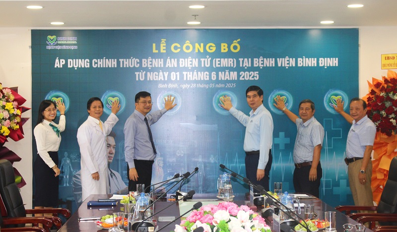 Phó Chủ tịch UBND tỉnh Bình Định Lâm Hải Giang (thứ 3 từ phải sang) cùng các thực hiện nghi thức bấm nút triển khai bệnh án điện tử tại Bệnh viện Bình Định.