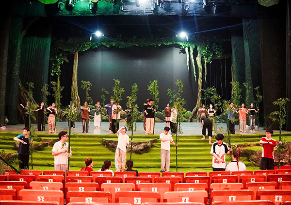 Các nghệ sĩ, diễn viên Nhà hát Trưng Vương Đà Nẵng khẩn trương tập luyện các chương trình nghệ thuật phục vụ tại DIFF 2025.