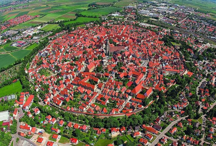 Thị trấn Nördlingen được chụp được trên cao.