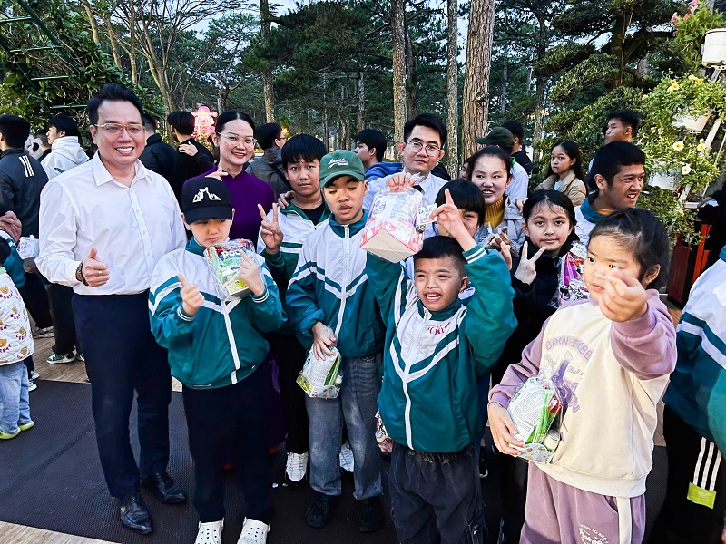 Đại diện Công ty TNHH Thùy Dương - Tập đoàn BB Group tặng quà và giao lưu cùng các em nhỏ.