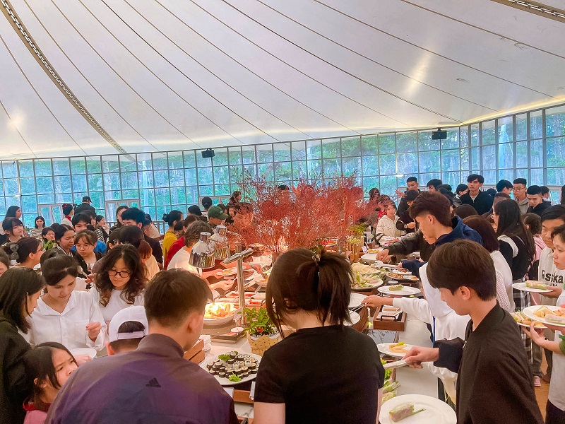 Chiêu đãi tiệc chiều cho các em nhỏ. 