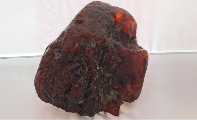 Khối hổ phách nặng 3,5kg.