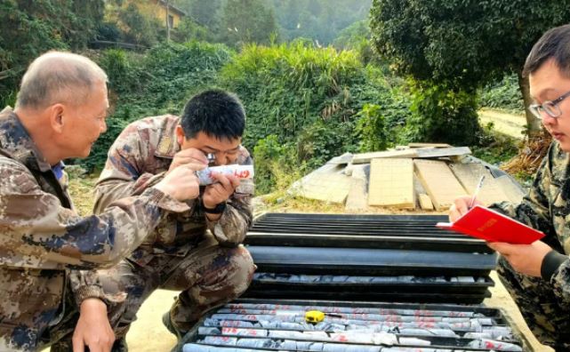 Các chuyên gia kiểm tra mỏ vàng.