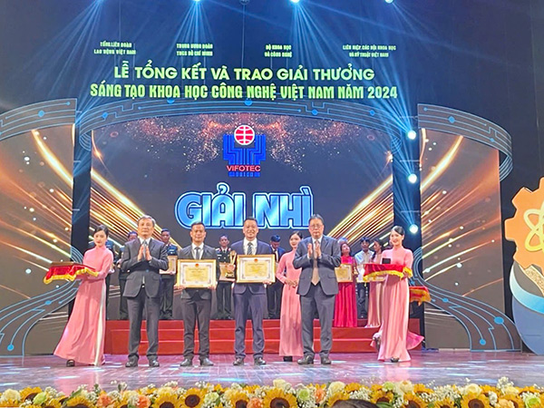 Nhóm tác giả Công ty TNHH MTV Điện lực Đà Nẵng (thuộc EVNCPC) nhận giải Nhì VIFOTEC 2024.