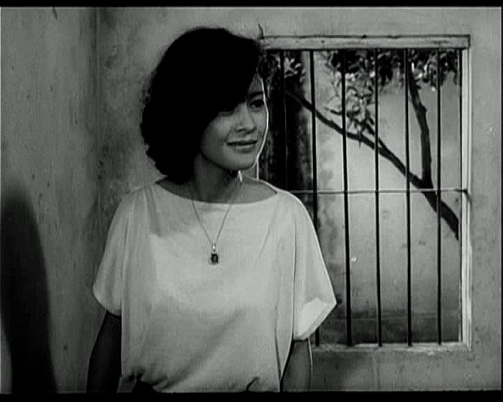 NSND Hoàng Cúc - vai Thủy cùng mái tóc tạo nên xu hướng thời điểm bấy giờ