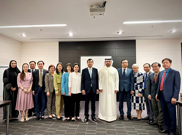 Đoàn công tác của Đà Nẵng do Chủ tịch UBND TP Lê Trung Chinh dẫn đầu làm việc với hãng hàng không Emirates.