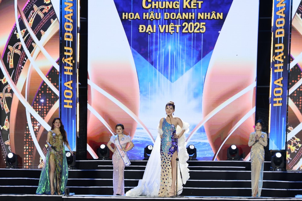 Điểm nhấn giúp cô đăng quang thuyết phục chính là phần thi ứng xử với câu hỏi chung từ Chủ tịch Miss VietNam Business Đặng Gia Bena: “Là một nữ doanh nhân hiện đại, làm thế nào để bạn cân đối và chu toàn giữa gia đình, sự nghiệp và công tác xã hội?”. Cô trả lời rằng: “Vâng, để cân bằng giữa cuộc sống gia đình, công việc và những trách nhiệm xã hội, em nghĩ điều quan trọng đầu tiên là mình phải biết cách sắp xếp thời gian một cách khoa học và hợp lý. Với em, từ thứ Hai đến thứ Sáu là khoảng thời gian em dành trọn vẹn cho công việc – tập trung xử lý những nhiệm vụ quan trọng, lên kế hoạch dài hạn và đồng hành cùng đội ngũ nhân viên. Em luôn tin rằng: một người phụ nữ hiện đại không cần làm tất cả mọi việc, mà cần biết trao quyền và xây dựng một tập thể tinh tế, chuyên nghiệp – để dù vắng mặt, guồng quay công việc vẫn vận hành hiệu quả. Còn thứ Bảy và Chủ nhật – đó là khoảng lặng dịu dàng mà em giữ lại cho gia đình, cho những người thân yêu, và cả những hoạt động cộng đồng mà em luôn ấp ủ. Bởi lẽ, gia đình là điểm tựa yêu thương, còn xã hội là nơi để mình lan tỏa những điều tốt đẹp. Song song đó, em cũng dành thời gian cho bản thân – nghỉ ngơi, tái tạo năng lượng, làm mới tinh thần và gìn giữ vẻ đẹp nội tâm lẫn ngoại hình. Vì em tin rằng, một người phụ nữ chỉ thật sự toả sáng khi cô ấy biết yêu chính mình, chăm sóc chính mình, và từ đó mới có thể truyền cảm hứng tích cực cho những người xung quanh”.