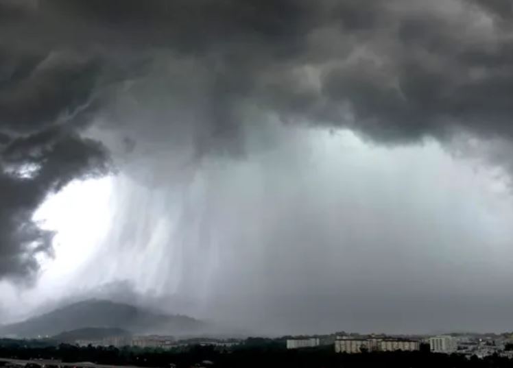 Trận mưa lớn trên một thành phố ở Malaysia. Ảnh: Getty.