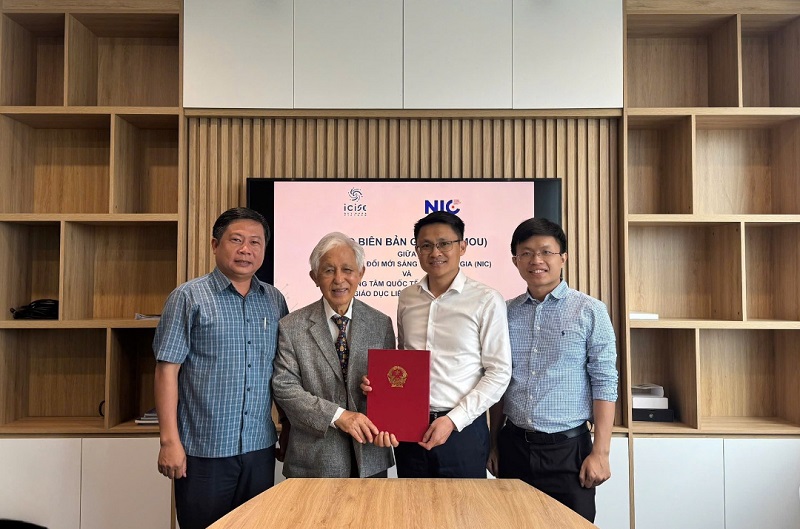 GS Trần Thanh Vân – Giám đốc Trung tâm ICISE và TS Võ Xuân Hoài - Phó Giám đốc NIC trao bản ghi nhớ hợp tác.