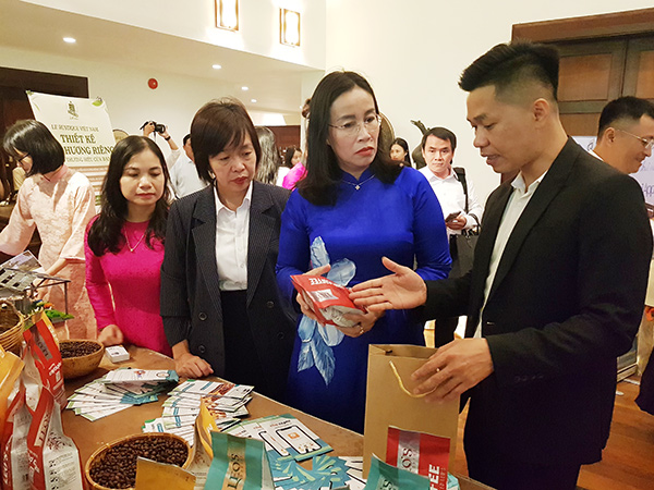 Phó Chủ tịch UBND TP Đà Nẵng Nguyễn Thị Anh Thi trao đổi với các doanh nghiệp khởi nghiệp tham dự DAVAS 2025.