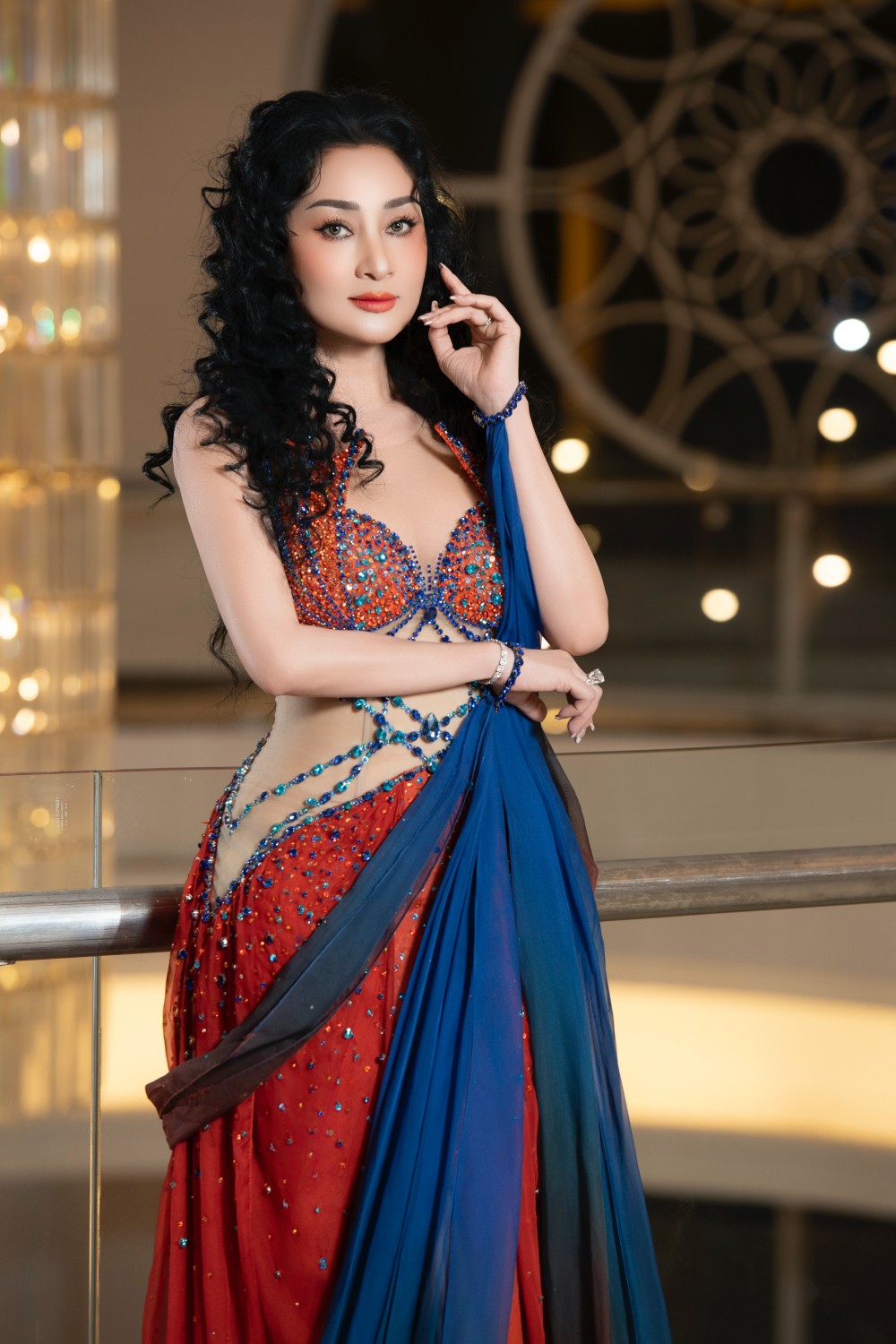 Không chỉ khẳng định vị thế bằng chiến lược và uy tín, Chủ tịch Hường Phạm còn khiến giới mộ điệu phải ngưỡng mộ bởi phong cách thời trang đậm dấu ấn cá nhân, mang thông điệp về bản lĩnh và sự nữ tính cân bằng.