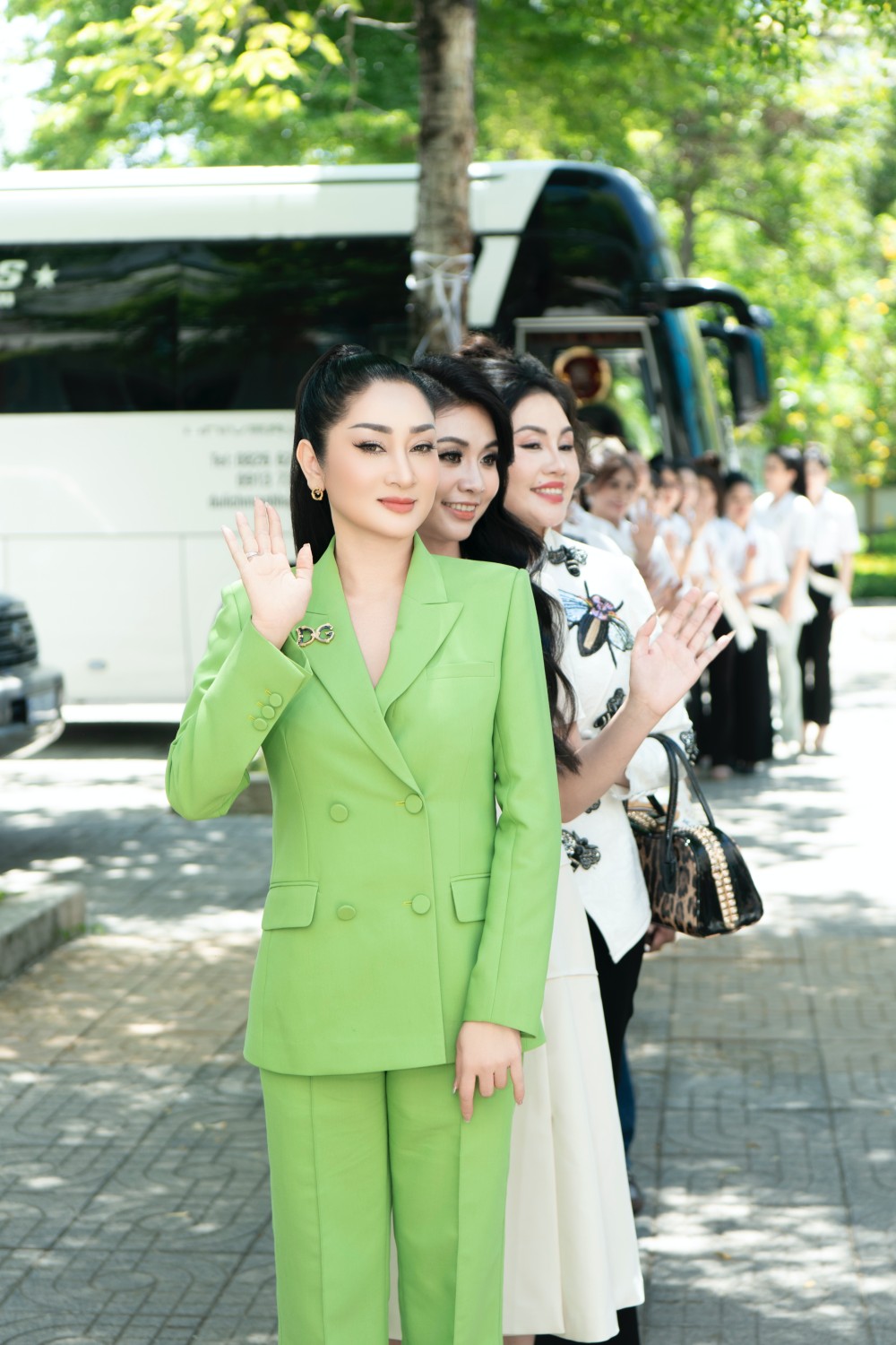 Tại hoạt động đồng hành cuộc thi, bà lựa chọn blazer màu xanh cốm tươi sáng, phom dáng chuẩn mực, phối cùng phụ kiện DG sang trọng – biểu tượng cho một nữ doanh nhân hiện đại, thanh lịch và trí tuệ. 