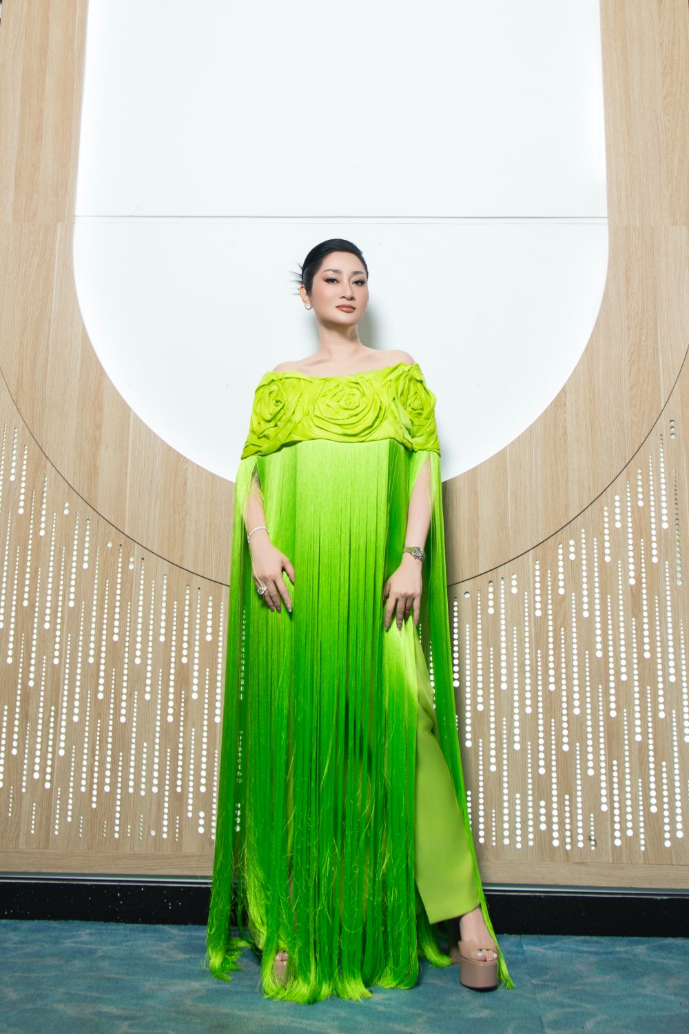 Không chỉ là người dẫn dắt một sân chơi nhan sắc đẳng cấp, chị còn là người truyền cảm hứng về một thế hệ phụ nữ kỷ nguyên mới biết yêu thương, biết sẻ chia, biết làm chủ vận mệnh và biết tỏa sáng đúng cách.