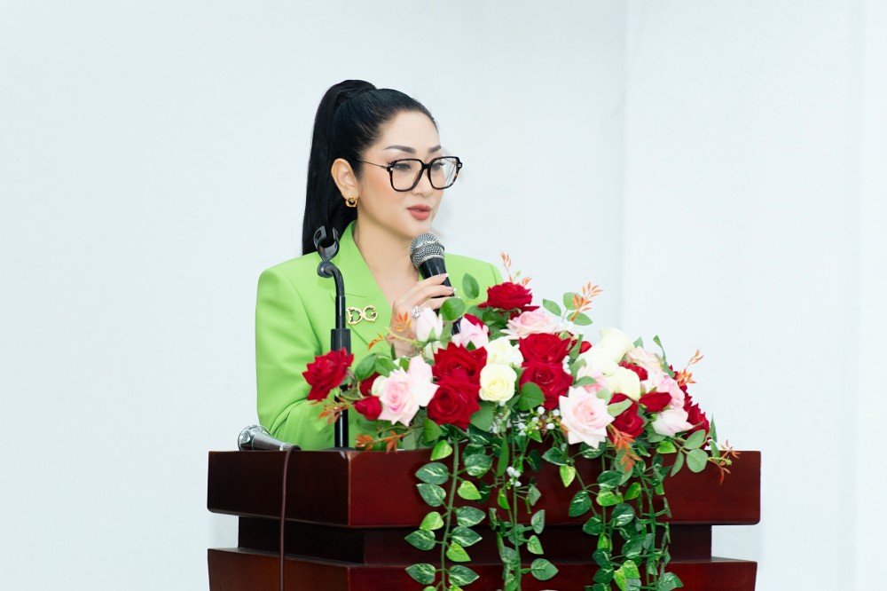 Chị luôn sẵn sàng trao đi những điều tốt đẹp - từ hoạt động thiện nguyện, thăm hỏi trẻ em cơ nhỡ, đến các chương trình lan tỏa tri thức, kỹ năng và giá trị sống cho các nữ doanh nhân trẻ.