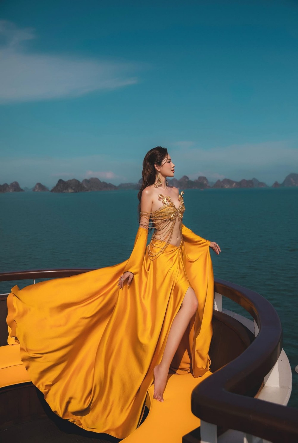 Bộ ảnh được thực hiện trên du thuyền sang trọng giữa Vịnh Hạ Long, kỳ quan thiên nhiên thế giới, tạo nên sự kết hợp độc đáo giữa thời trang cao cấp và cảnh sắc thiên nhiên hùng vĩ.