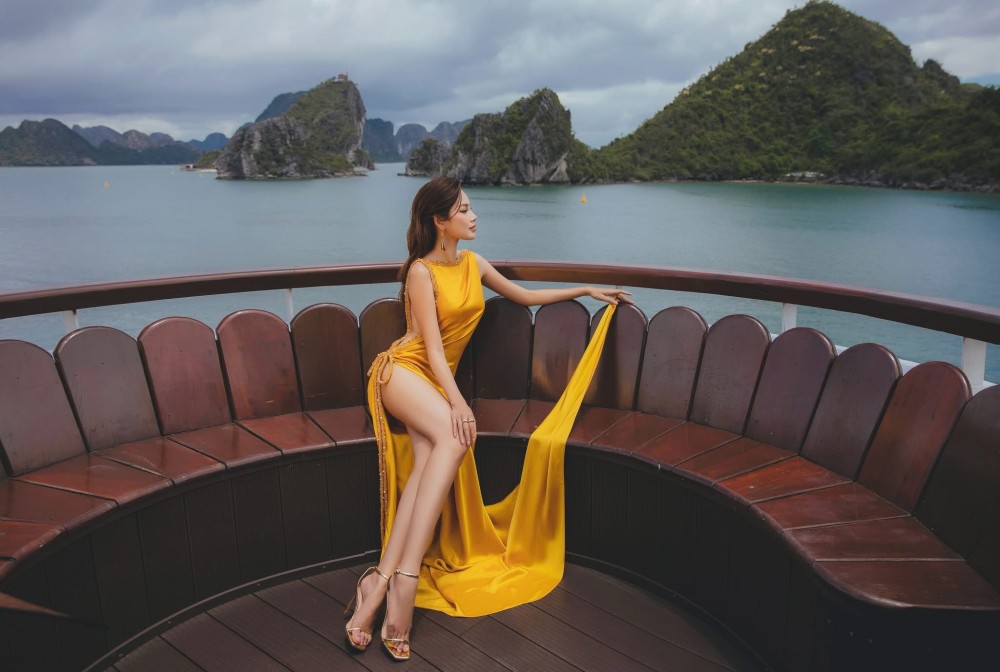 Nàng hậu khai thác lợi thế hình thể với đầm ngắn ôm sát, thiết kế xẻ cao tới tận hông, làm nổi bật đôi chân thon dài, kết hợp cùng trang sức ánh kim hài hòa, tạo nên tổng thể quyến rũ và sang trọng. 