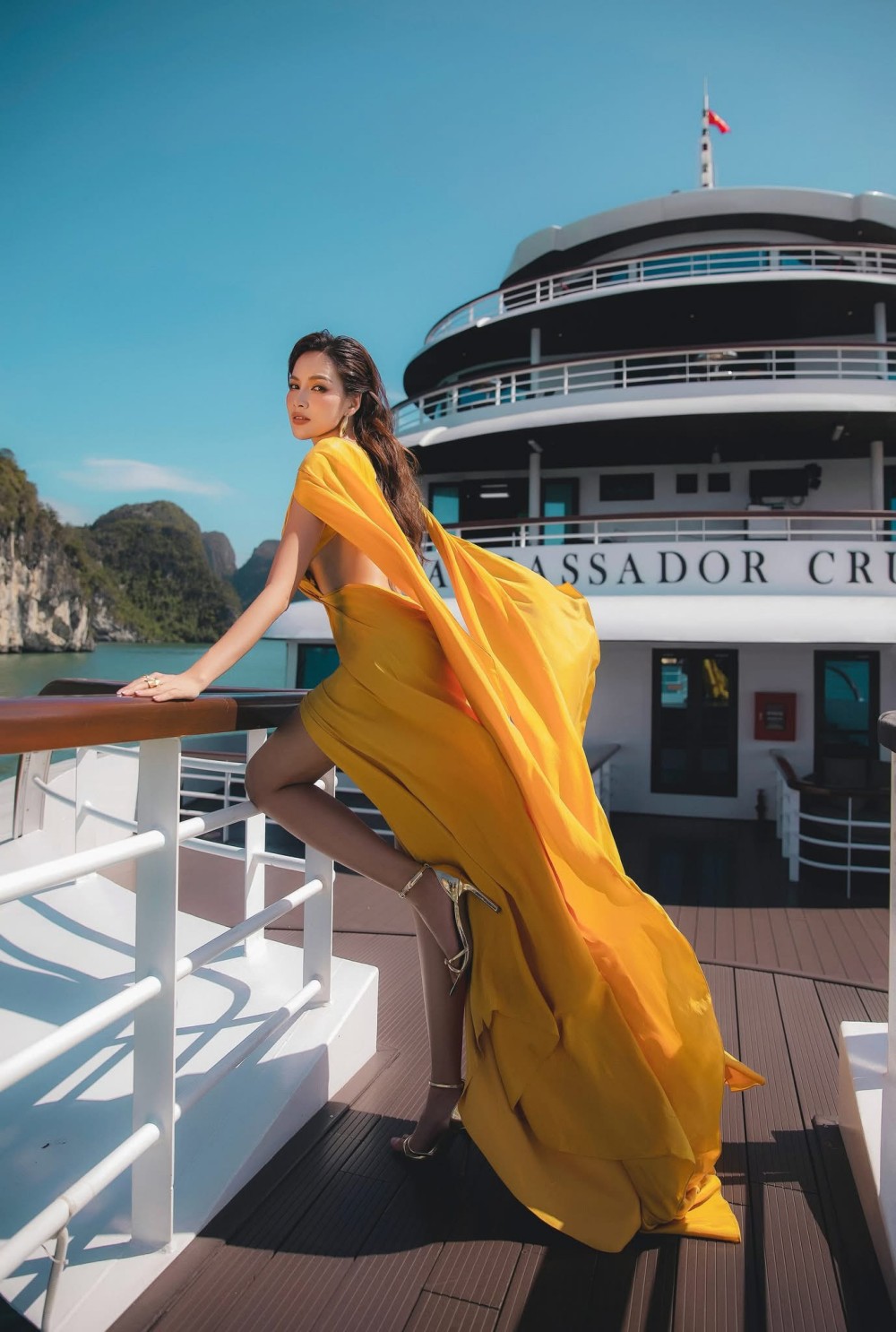 Trong từng khung hình, Lê Hoàng Phương thể hiện trọn vẹn tinh thần của bộ sưu tập "Golden Heritage" – sang trọng, quyền lực và đầy tính biểu tượng.