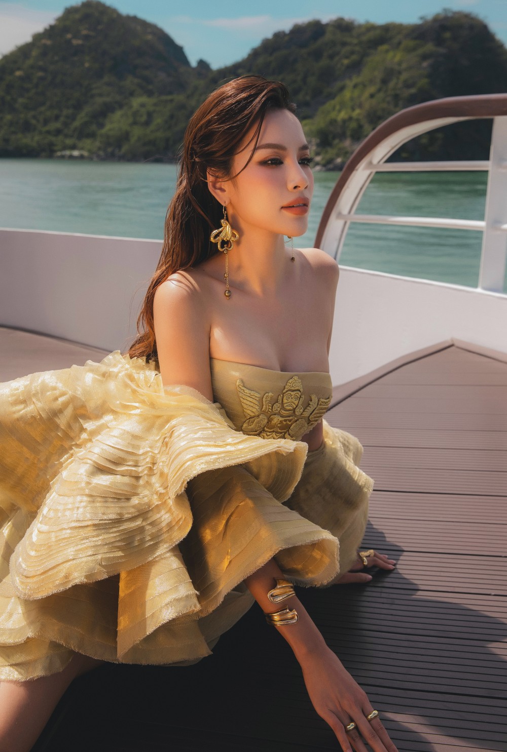 Đây cũng là kết quả của luận văn tốt nghiệp Thạc sĩ chuyên ngành Mỹ thuật Ứng dụng của NTK Lê Thanh Hòa tại trường Đại học Văn Lang, giúp anh xuất sắc đạt vị trí Thủ khoa. 