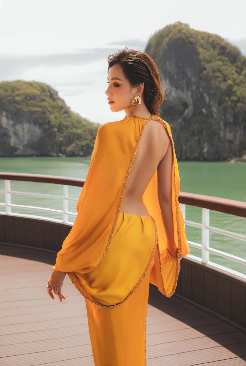 Là một trong những hoa hậu sở hữu vóc dáng ấn tượng của showbiz Việt hiện nay, cô tận dụng triệt để hình thể chuẩn quốc tế cùng thần thái tự tin để tôn vinh những đường cắt xẻ táo bạo.