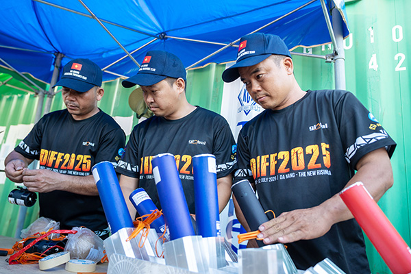 Đội pháo hoa Đà Nẵng đang khẩn trương hoàn tất những khâu chuẩn bị cuối cùng.