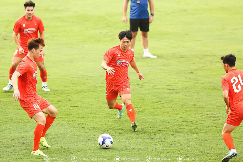 Công Phượng (giữa). Ảnh: VFF.