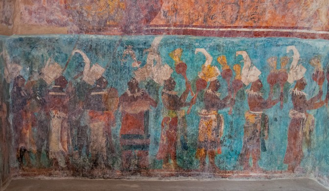 Một bức tranh tường có nền sơn màu xanh Maya rực rỡ - Ảnh: Ricardo David Sánchez