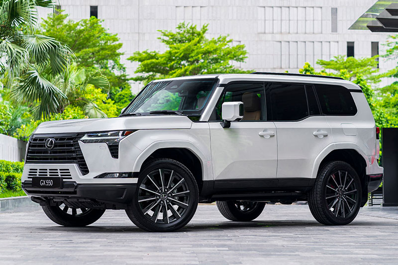 Lexus GX 550.