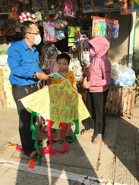 Đoàn thanh niên PC Đà Nẵng tuyên truyền về sự nguy hiểm khi thả diều gần đường dây điện.