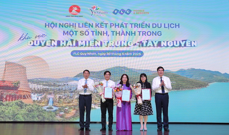  trao biên bản ký kết hợp tác phát triển du lịch giữa Bình Định, Khánh Hòa và Đà Nẵng