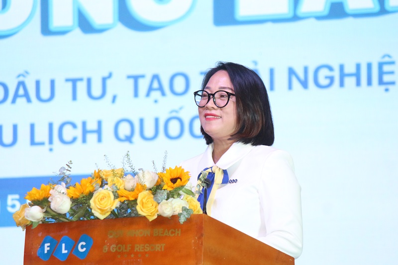 Bà Trần Thị Kim Qui - Phó Tổng giám đốc thường trực FLC Hotel & Resort, chia sẻ tại hội nghị.