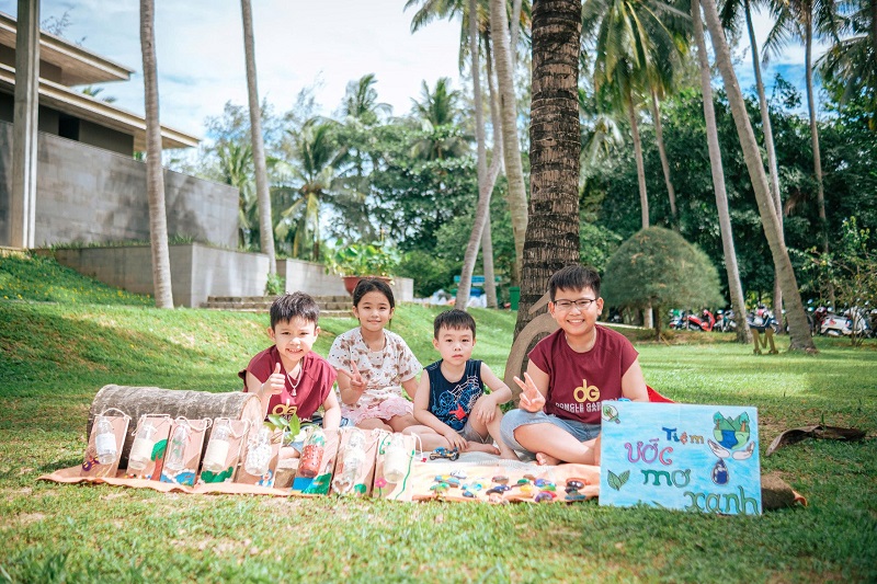 Những nhà bán hàng nhí tại phiên chợ “cũ người – mới ta”