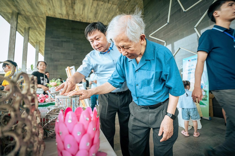 Ban tổ chức háo hức trước sự sáng tạo của thí sinh và phải cân não chấm điểm.