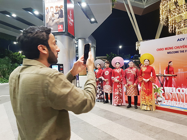 Du khách đến từ Trung Đông rất thích thú với màn trình diễn áo dài trên nền nhạc dân tộc Việt Nam.