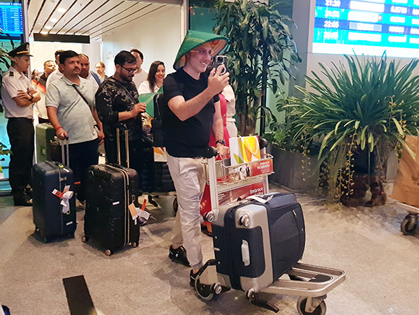 Du khách trên chuyến bay hào hứng khi hạ cánh xuống sân bay Đà Nẵng.