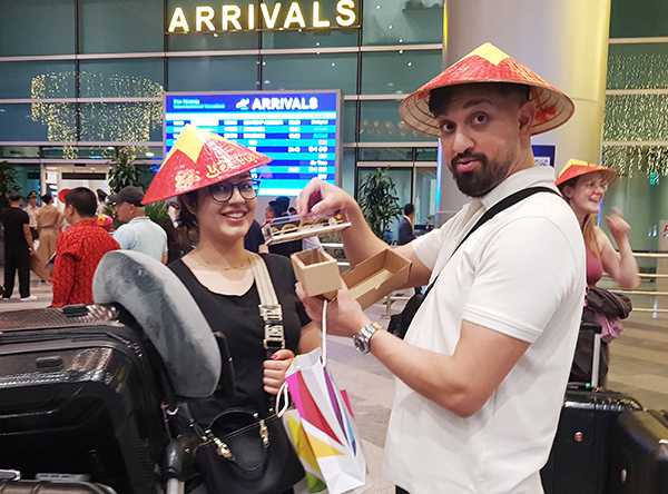 Và rất vui khi nhận được quà tặng lưu niệm là mô hình cầu Rồng nổi tiếng của Đà Nẵng.