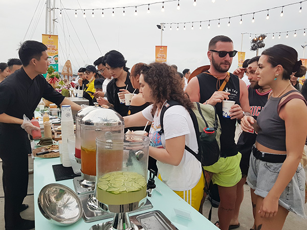 Dịch vụ và du lịch tiếp tục giữ vai trò chủ lực trong sự tăng trưởng của kinh tế Đà Nẵng với  lượng khách du lịch quốc tế tăng mạnh