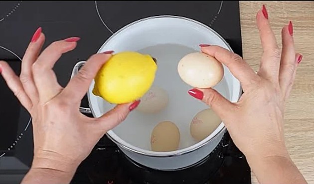 Luộc trứng với chanh – Mẹo nhỏ, hiệu quả lớn trong gian bếp
