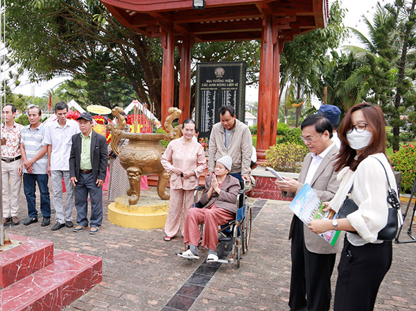 Người dân Đà Nẵng đến dâng hương tại nhà bia tưởng niệm các anh hùng liệt sĩ trong khuôn viên Di tích quốc gia đình Nại Nam (khu vực Nại Nam, quận Hải Châu).