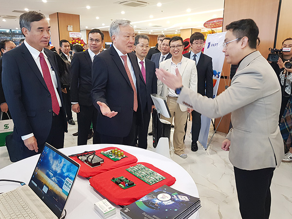 Giám đốc DSAC Lê Hoàng Phúc báo cáo với Phó Thủ tướng Thường trực Chính phủ Nguyễn Hoà Bình những kết quả bước đầu của TP Đà Nẵng trong lĩnh vực vi mạch bán dẫn, trí tuệ nhân tạo.