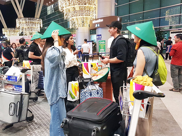 Du khách quốc tế tràn ngập sân bay Đà Nẵng.